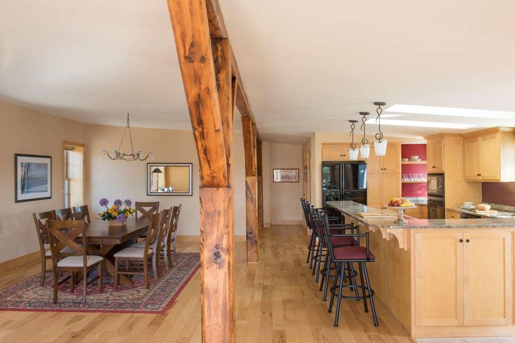 St James Hotel Ред-Уинг Номер фото