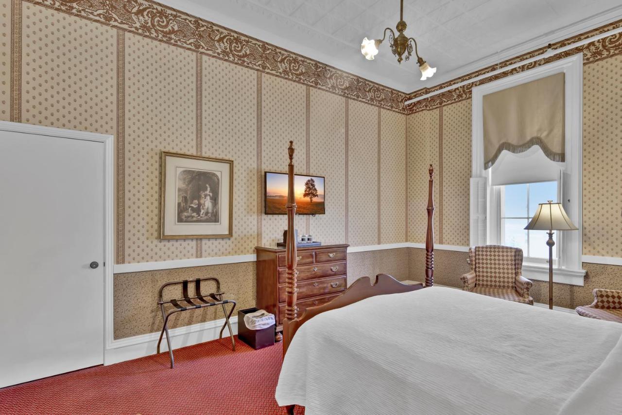 St James Hotel Ред-Уинг Экстерьер фото