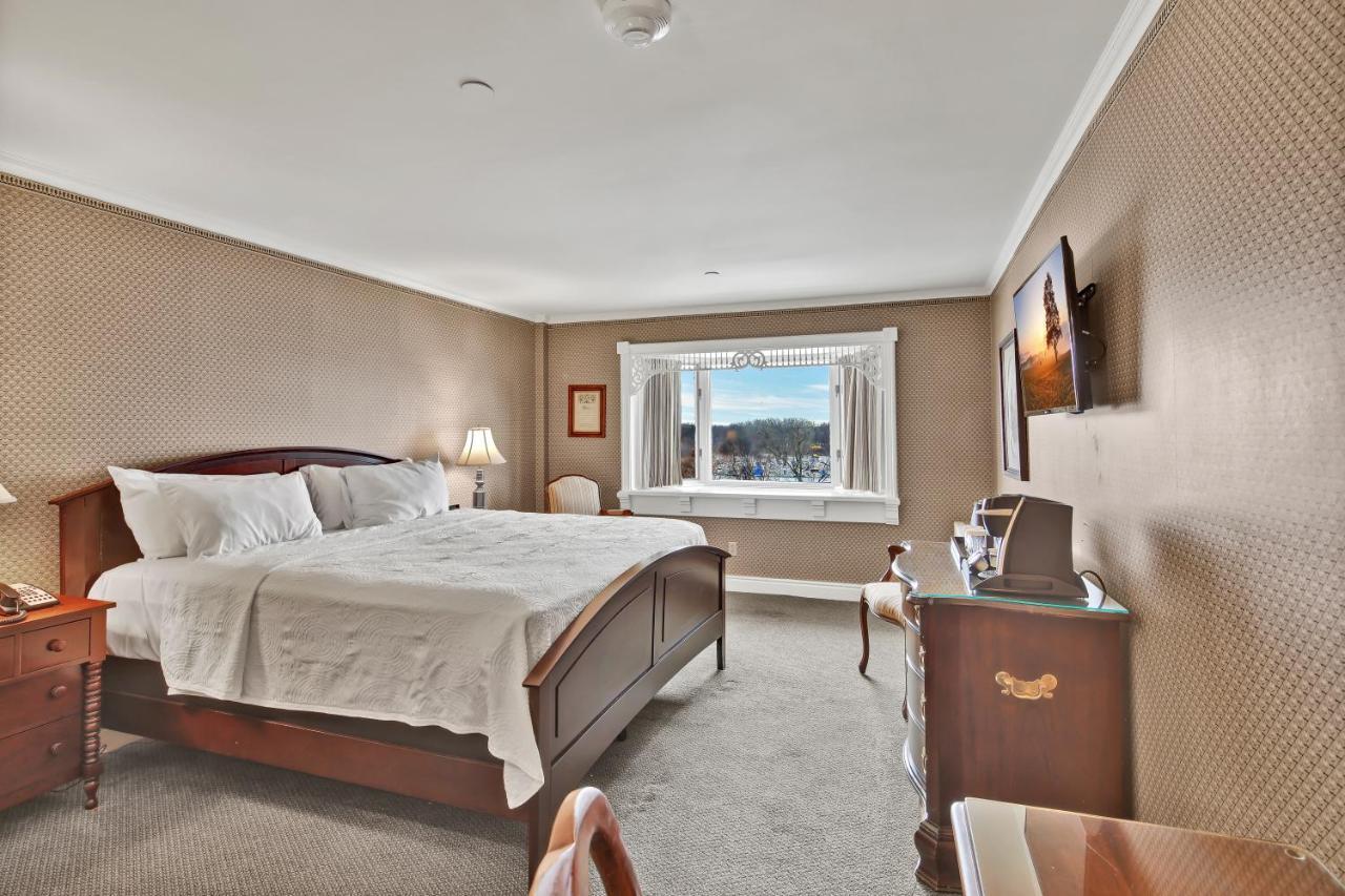 St James Hotel Ред-Уинг Экстерьер фото