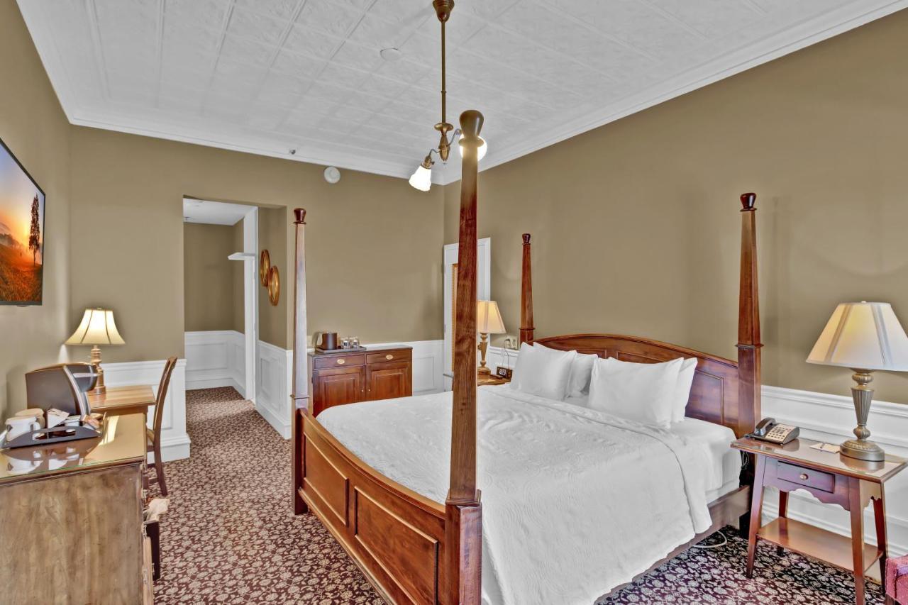 St James Hotel Ред-Уинг Экстерьер фото