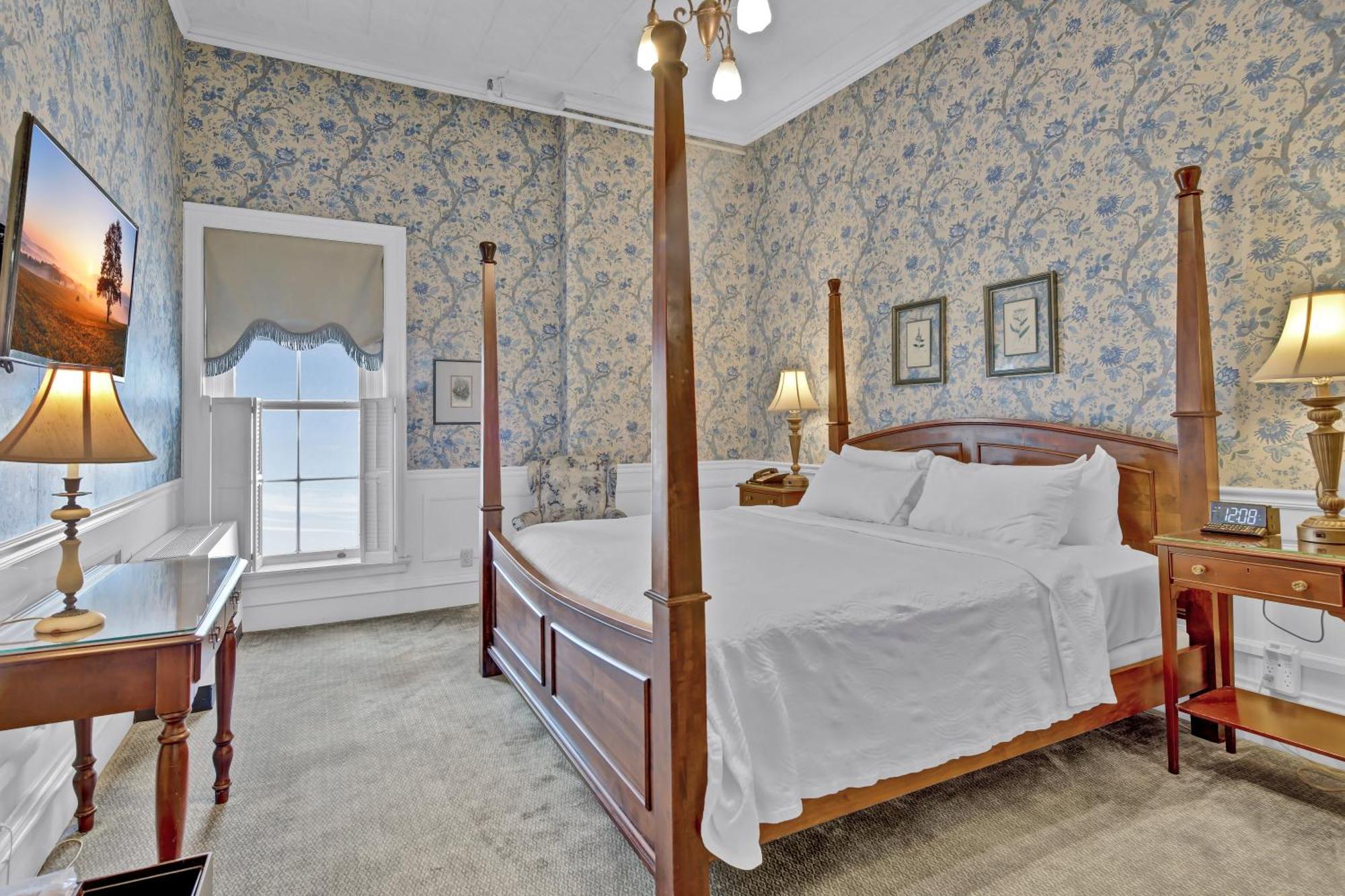 St James Hotel Ред-Уинг Экстерьер фото