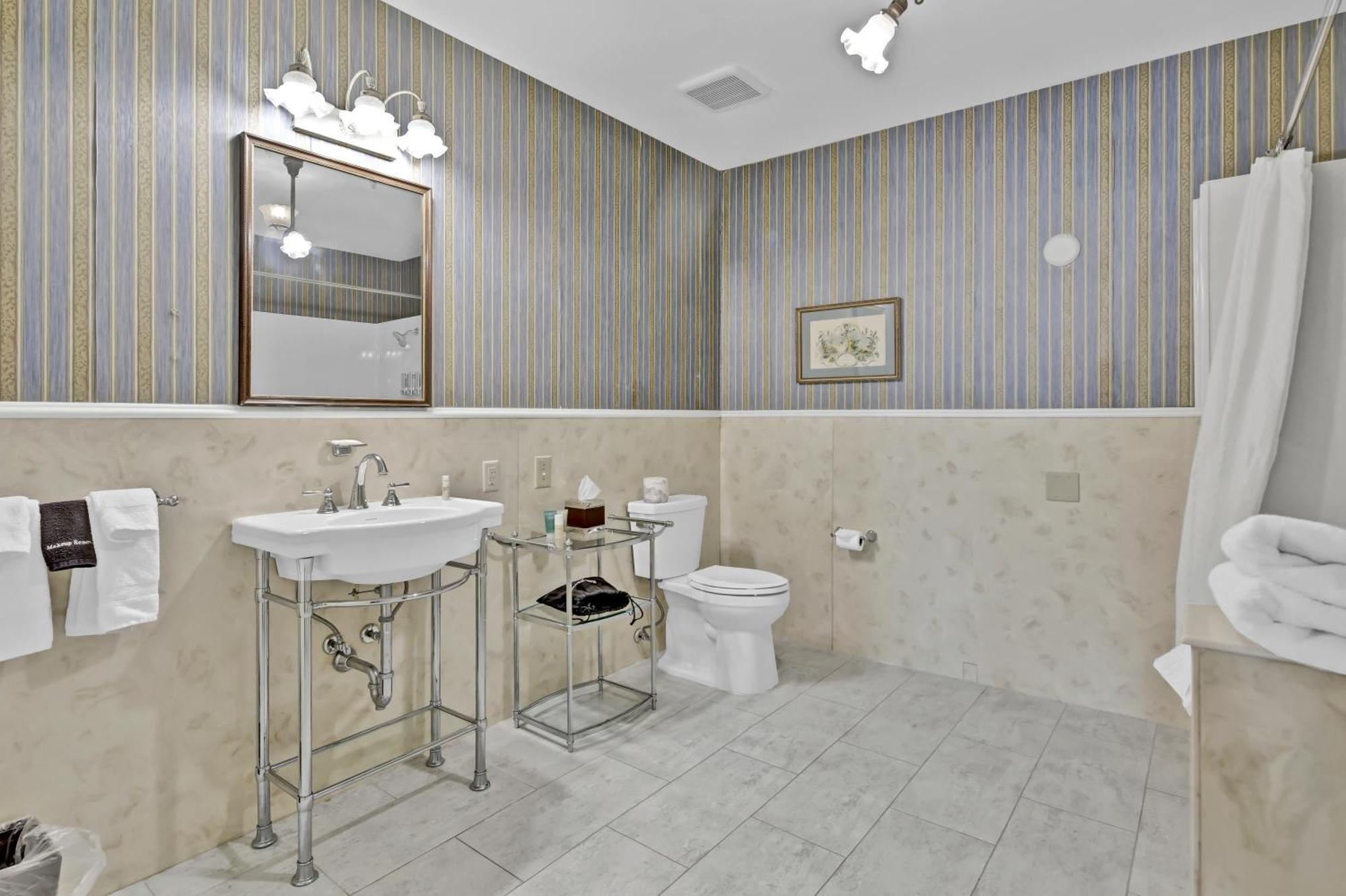 St James Hotel Ред-Уинг Экстерьер фото