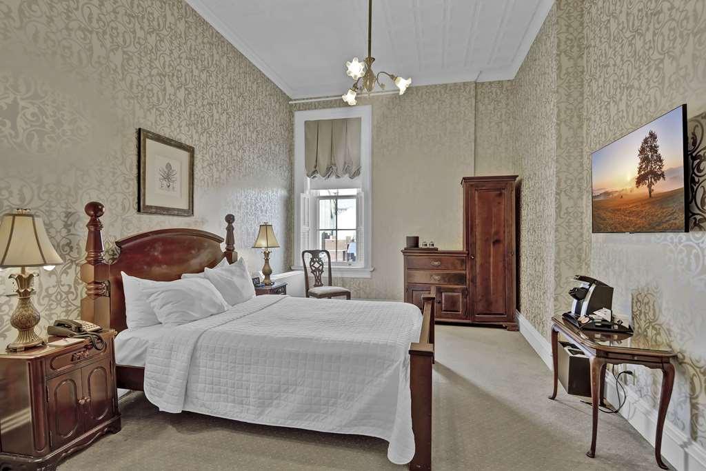 St James Hotel Ред-Уинг Номер фото